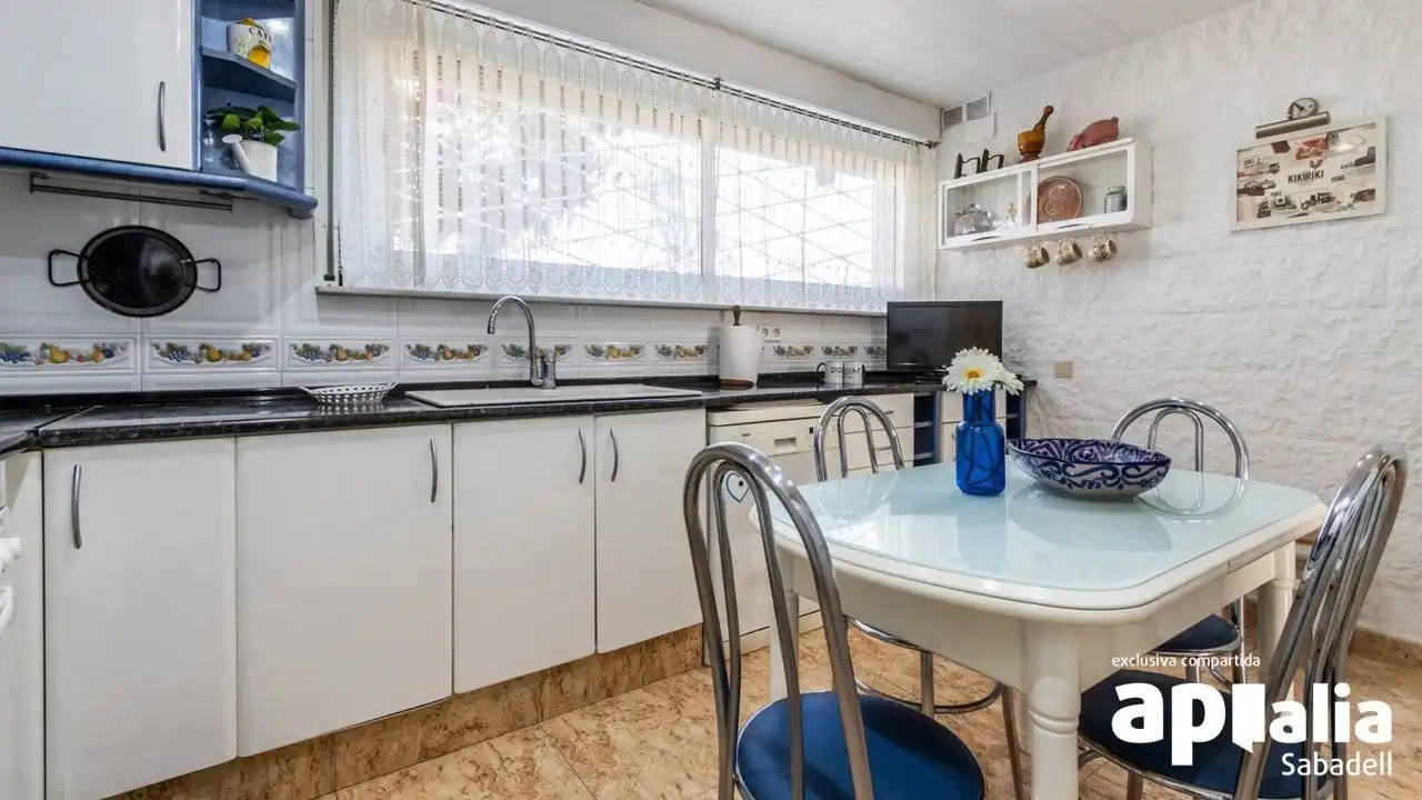 Cuina de Casa o xalet en venda en Terrassa amb Aire condicionat, Calefacció i Jardí privat