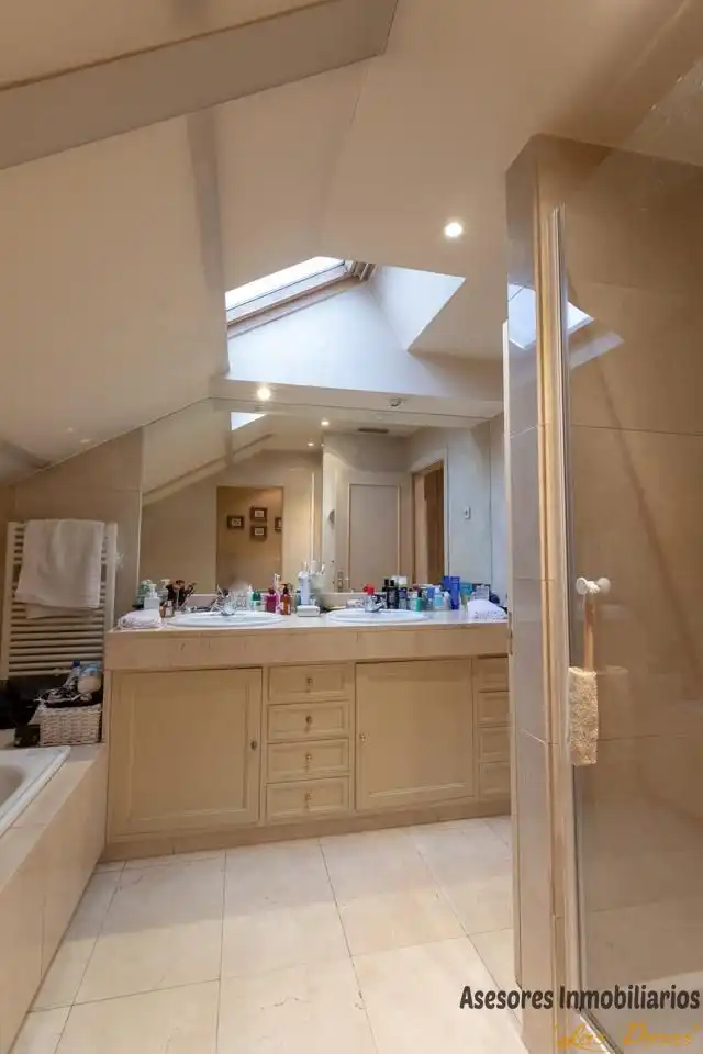 Badezimmer von Einfamilien-Reihenhaus zum Verkauf in Madrid mit Klimaanlage, Heizung und Privatgarten