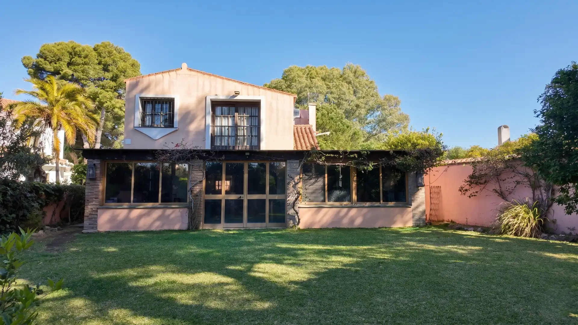 Vista exterior de Casa o chalet en venta en Estepona con Jardín privado y Terraza