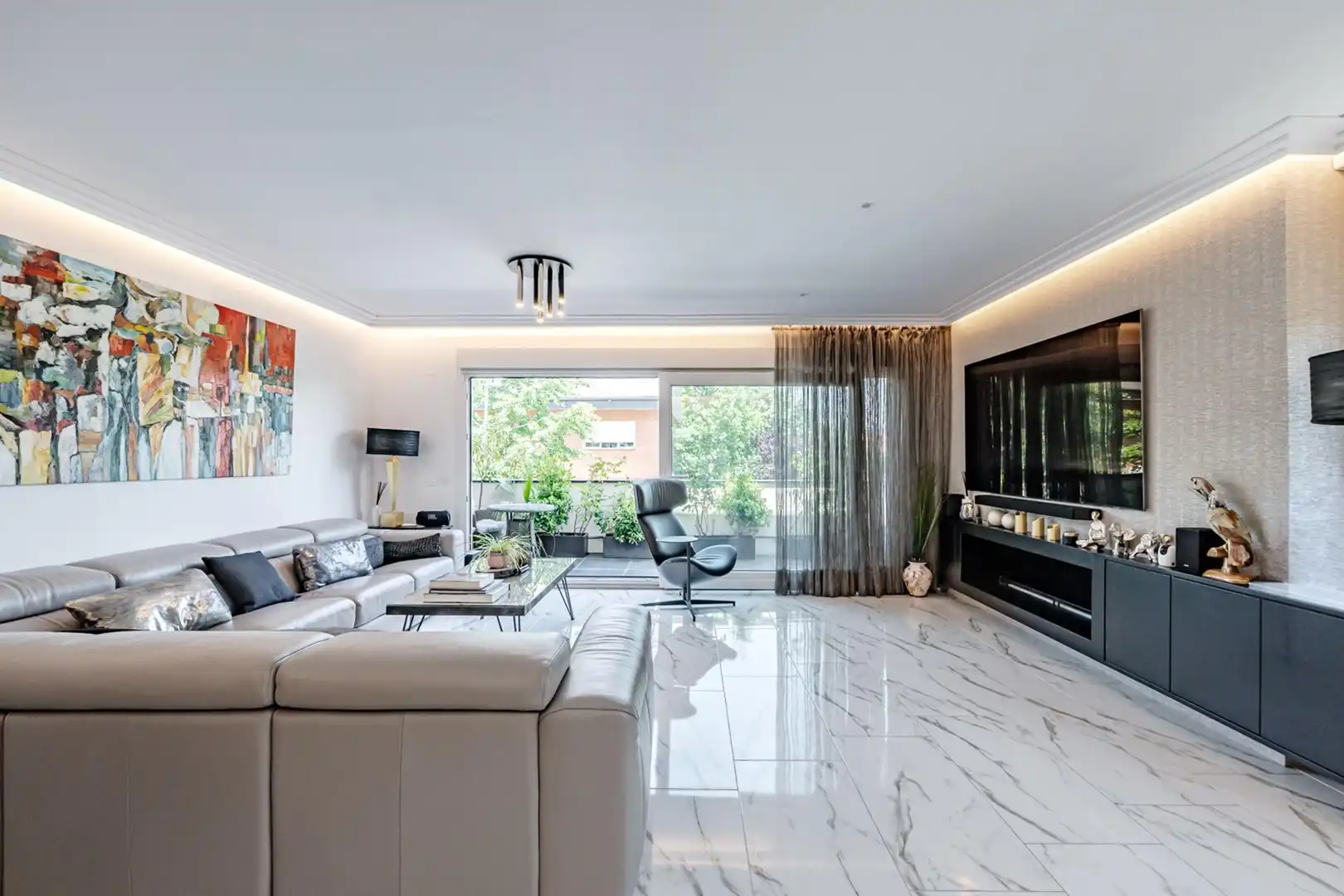 Sala de estar de Casa adosada en venta en Pozuelo de Alarcón con Aire acondicionado, Calefacción y Piscina