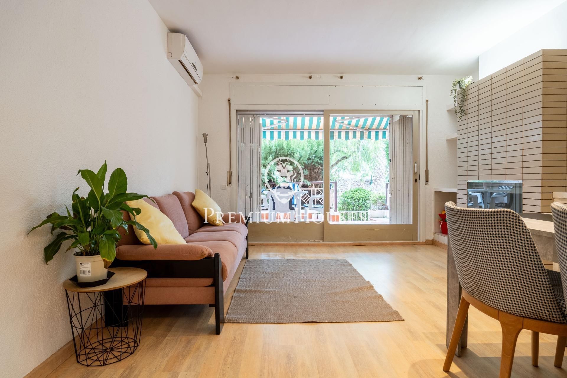 Exterior view of Planta baja for sale in Vilanova i la Geltrú  with Air Conditioner, Heating and Parquet flooring