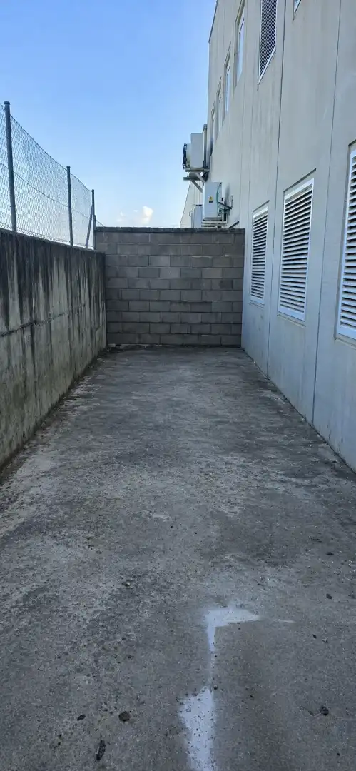 Parkplatz von Fabrikhallen zur Miete in Guijuelo