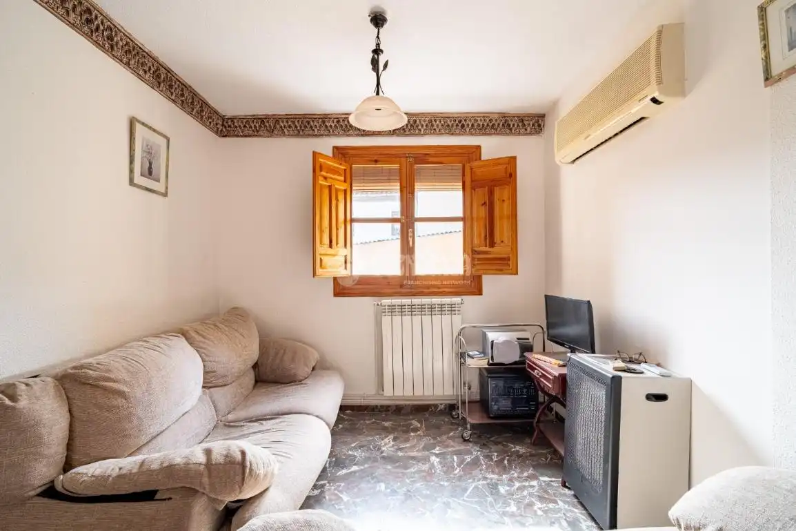 Sala de estar de Casa adosada en venta en Granada con Aire acondicionado