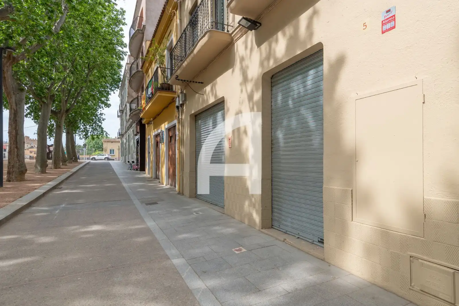 Außenansicht von Einfamilien-Reihenhaus zum Verkauf in La Bisbal d'Empordà mit Terrasse