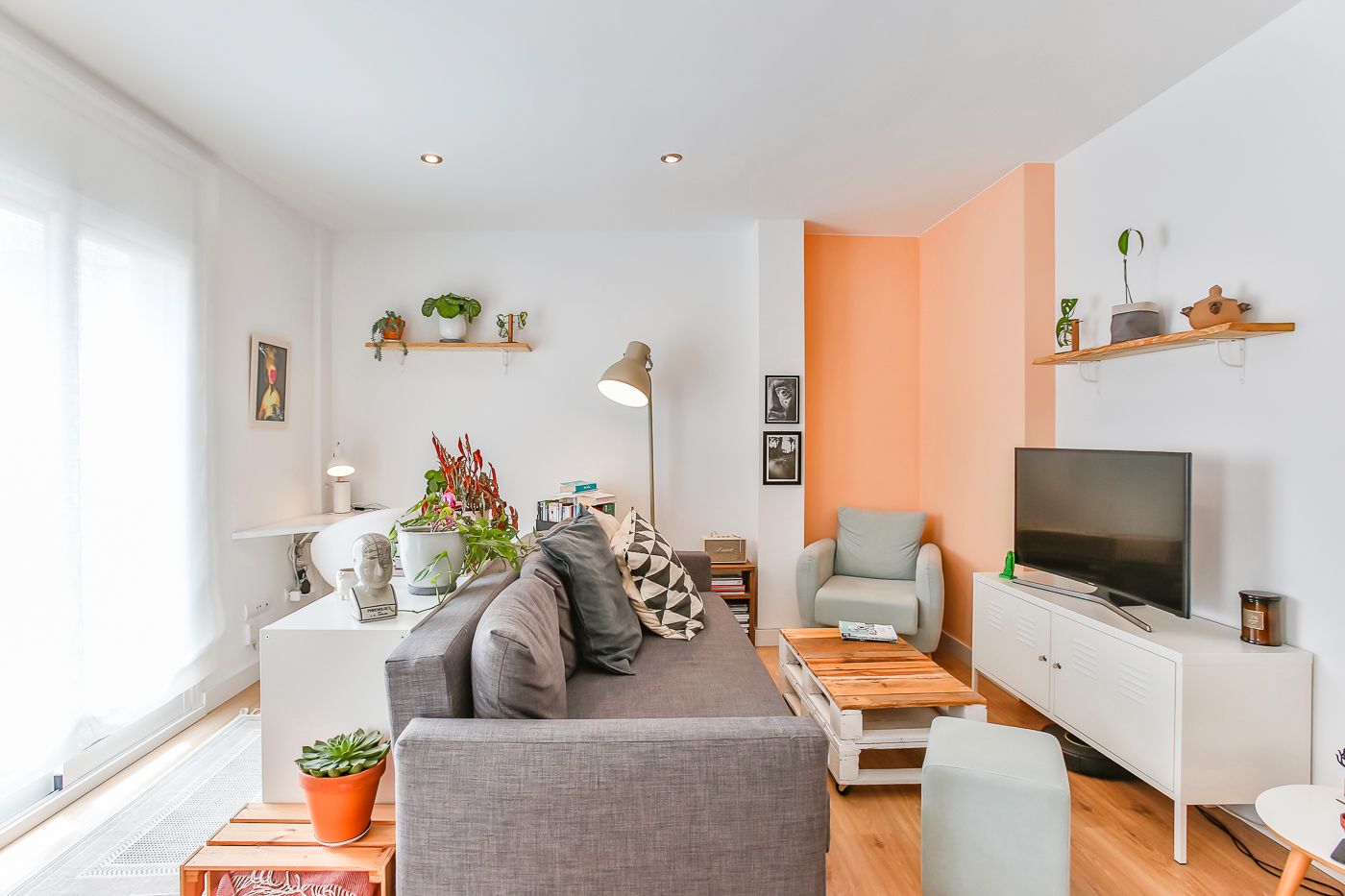 Living room of Apartment for rent in Sitges  with Air Conditioner, Heating and Parquet flooring