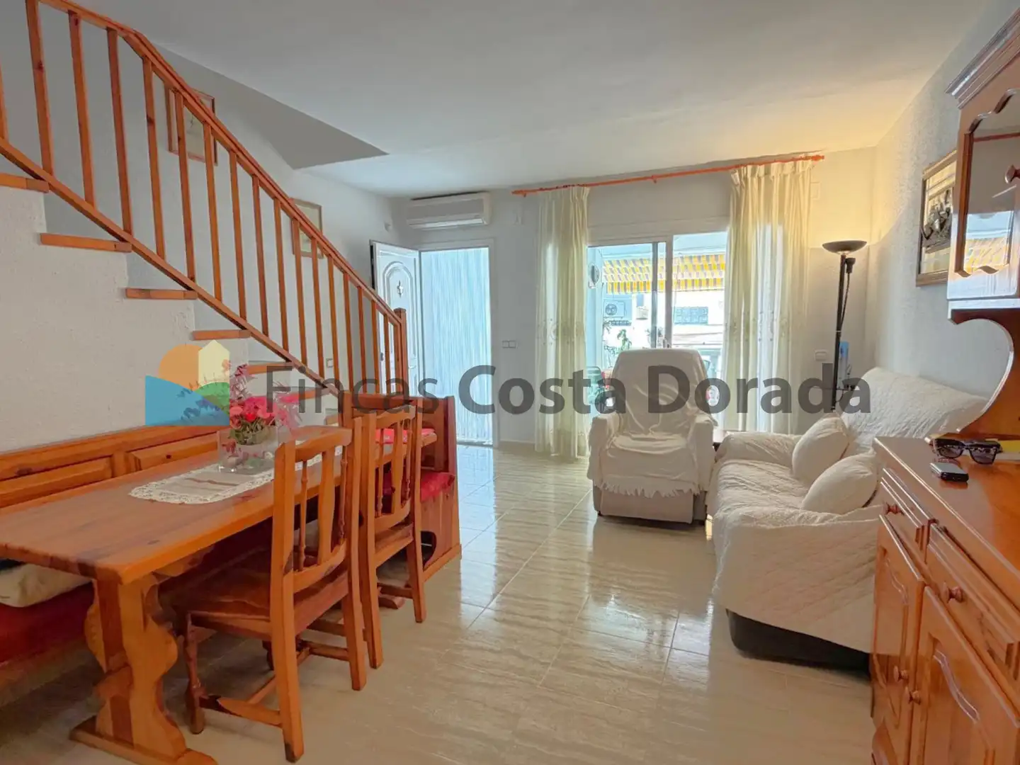 Sala d'estar de Casa adosada en venda en Cubelles amb Aire condicionat, Calefacció i Jardí privat