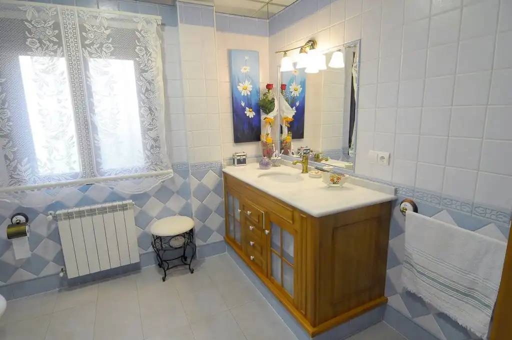 Badezimmer von Haus oder Chalet zum Verkauf in Valdepeñas mit Klimaanlage, Heizung und Privatgarten