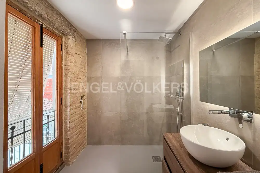 Badezimmer von Wohnung zur Miete in Valencia mit Klimaanlage, Heizung und Terrasse