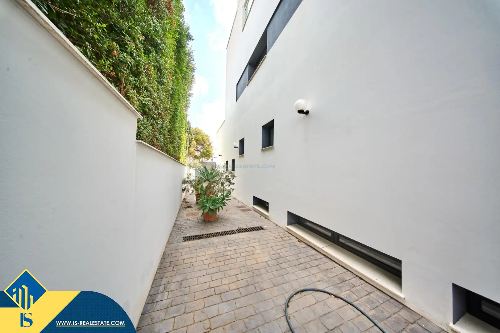 Vista exterior de Casa o xalet en venda en Marbella amb Terrassa i Piscina