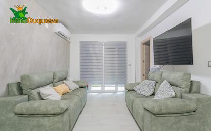 Living room of Flat for sale in  Granada Capital  with Terrace and Balcony