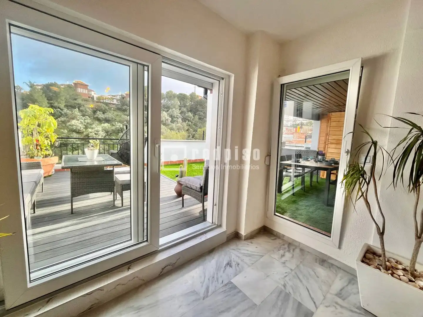 Terrasse von Dachboden zum Verkauf in Benalmádena mit Klimaanlage, Heizung und Privatgarten