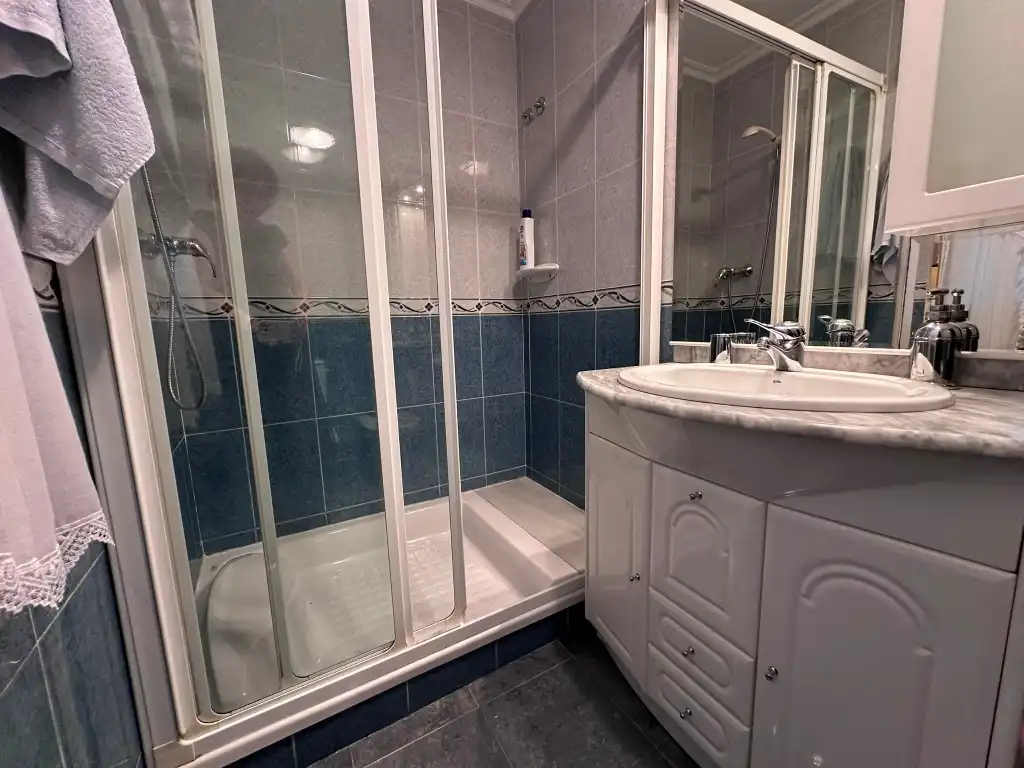 Baño de Piso en venta en Gijón  con Calefacción, Parquet y Amueblado