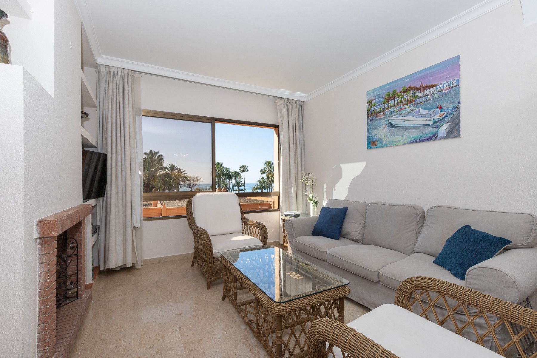 Sala d'estar de Apartament en venda en Estepona amb Aire condicionat, Terrassa i Piscina