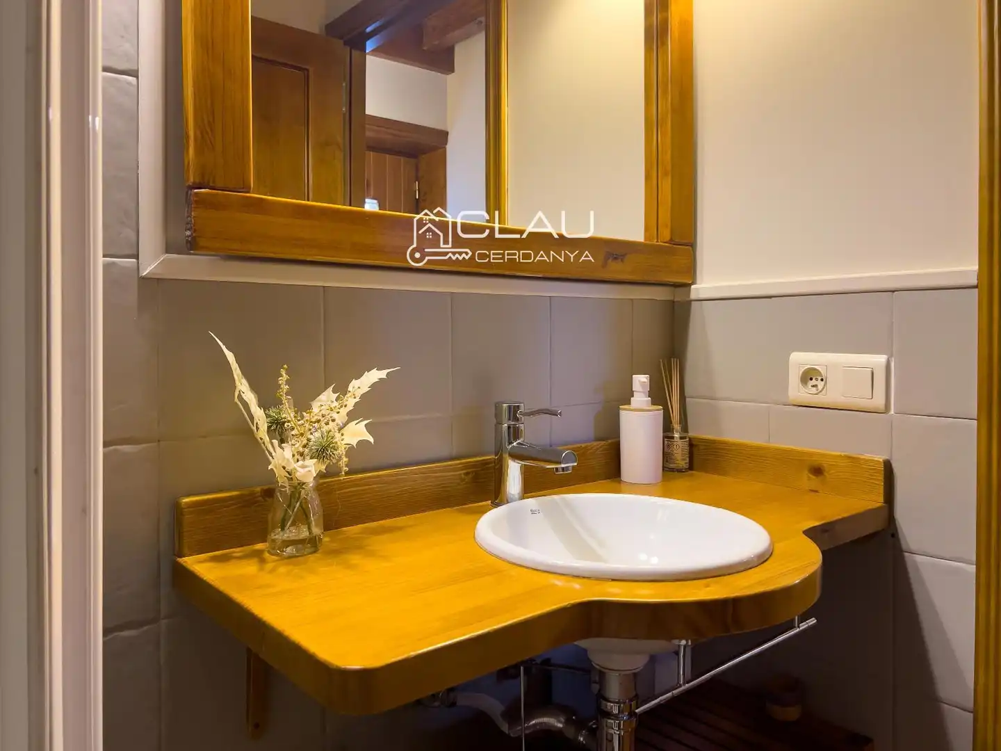 Badezimmer von Einfamilien-Reihenhaus zur Miete in Palau - de - Cerdagne mit Heizung, Privatgarten und Parkett