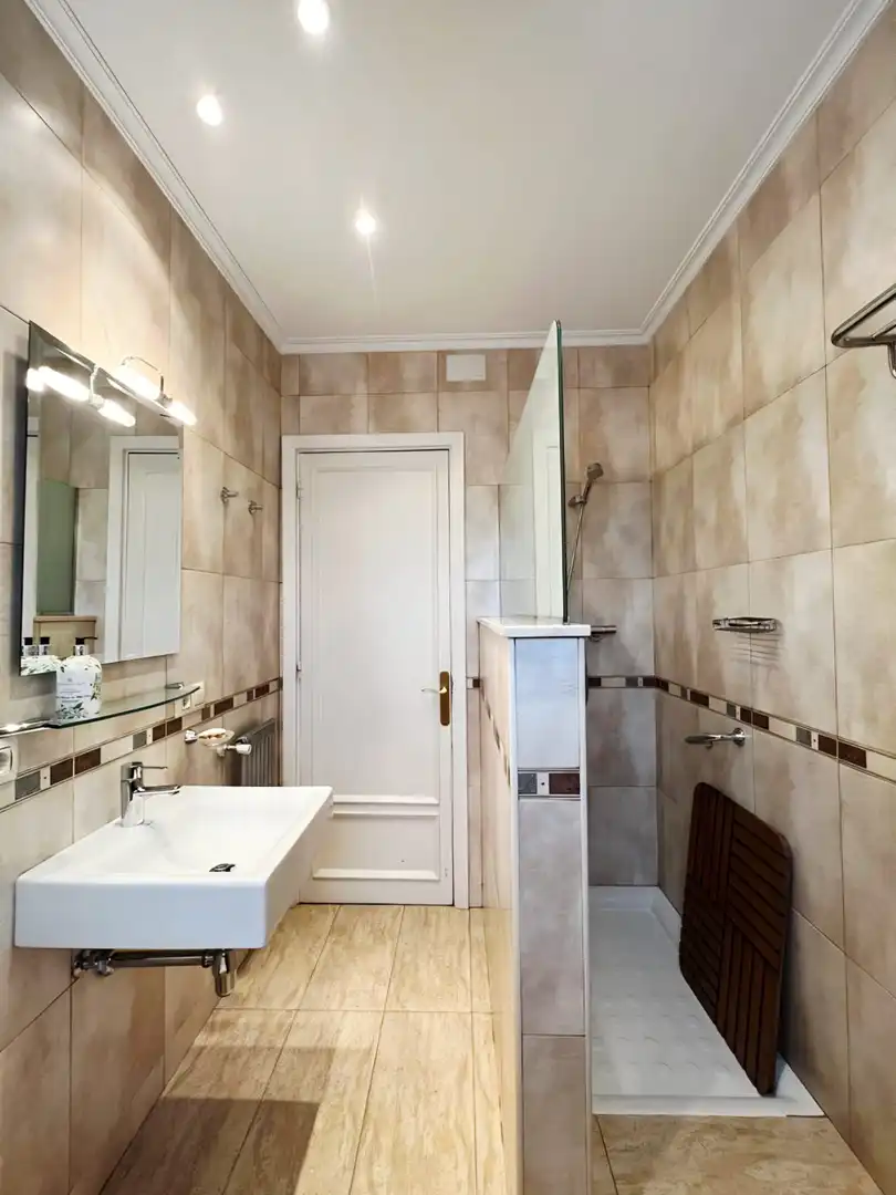 Baño de Piso en venta en Avilés con Calefacción, Parquet y Trastero