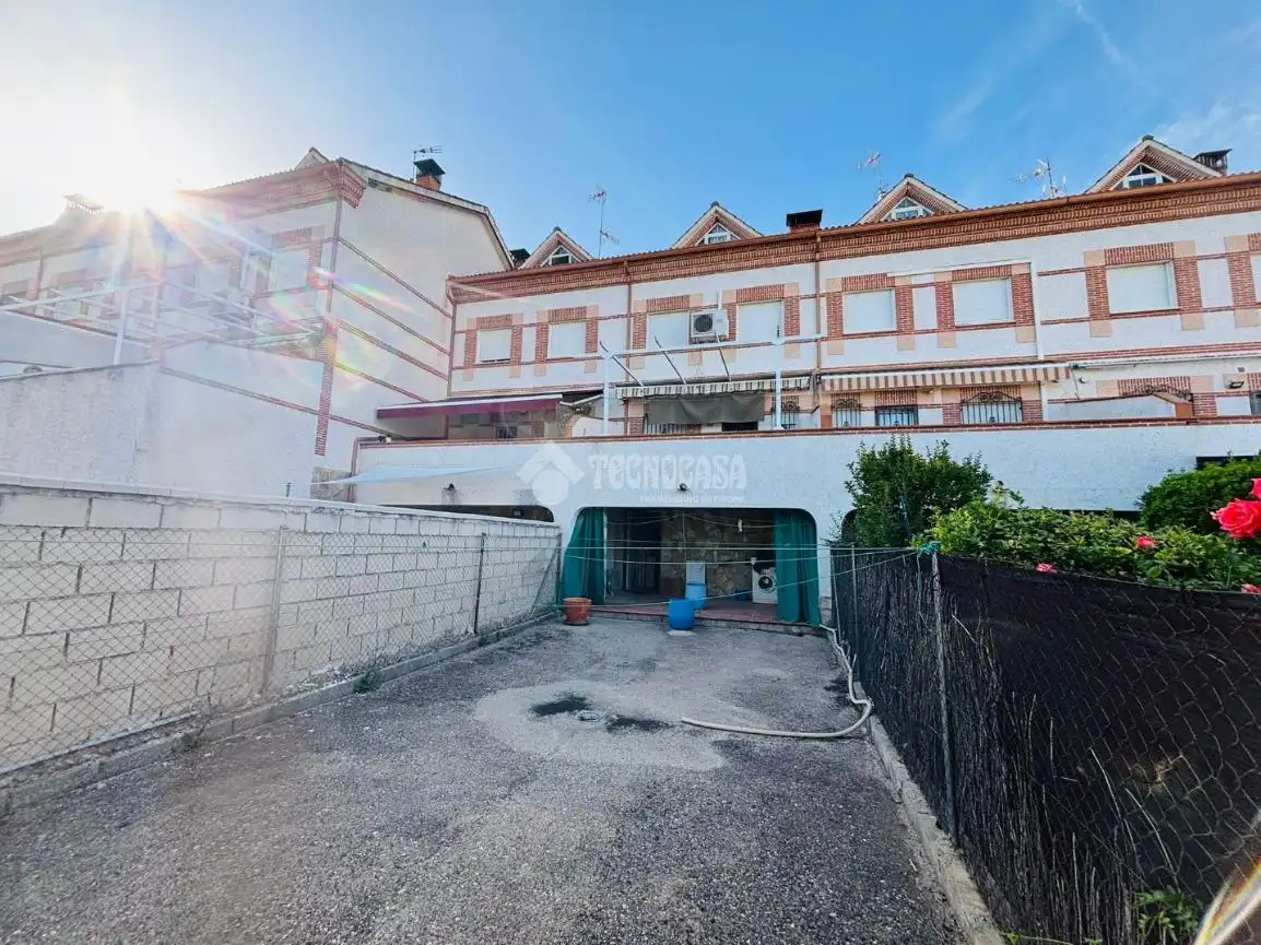 Vista exterior de Casa adosada en venta en Escalona con Aire acondicionado, Calefacción y Amueblado