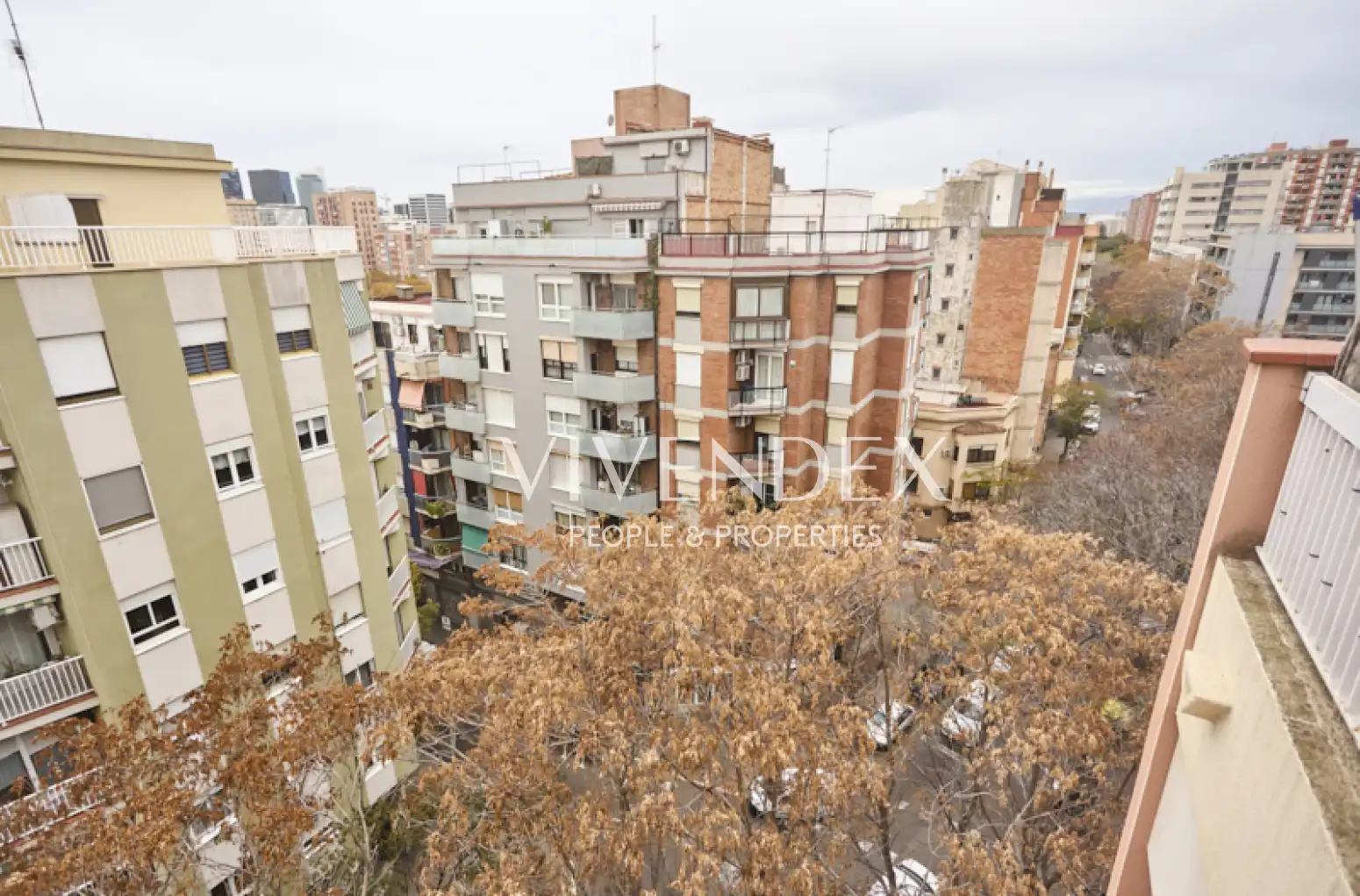Vista exterior de Ático en venta en L'Hospitalet de Llobregat con Aire acondicionado, Calefacción y Terraza
