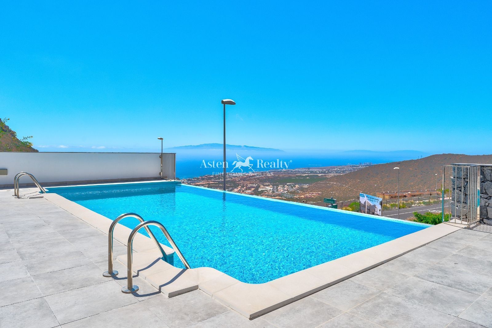 Swimming pool of House or chalet for sale in Adeje  with Air Conditioner, Heating and Private garden