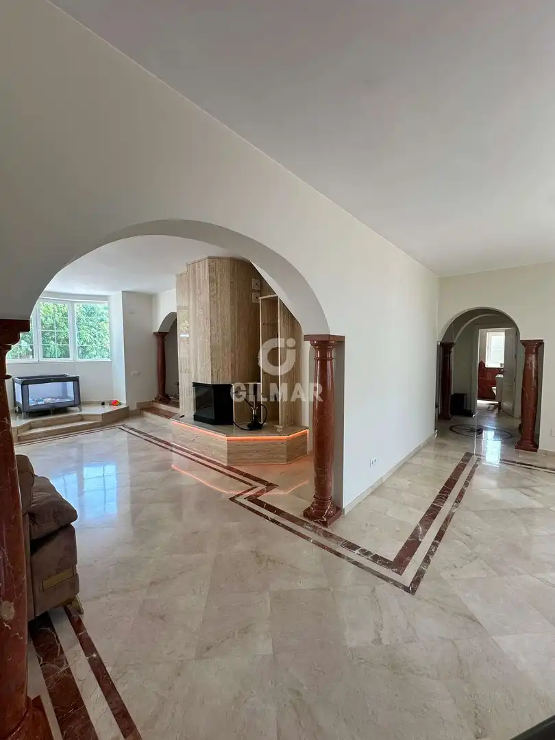 Sala d'estar de Casa o xalet en venda en Estepona amb Jardí privat i Piscina