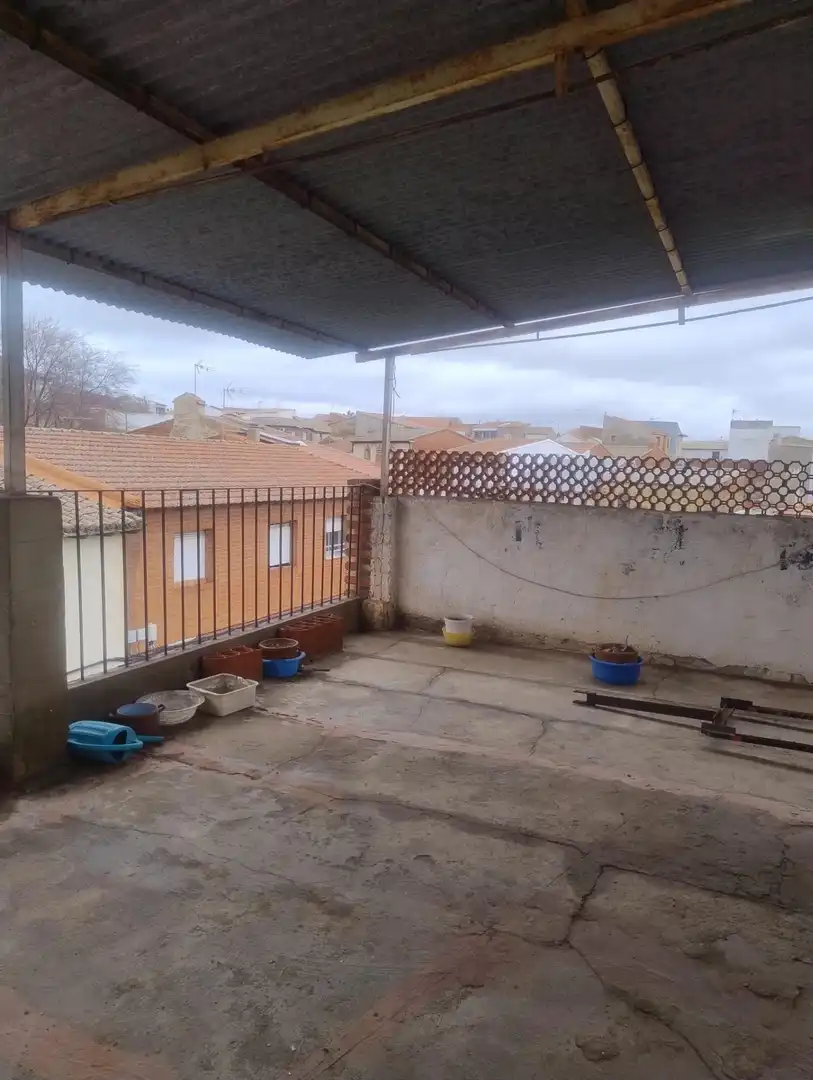 Terrasse von Einfamilien-Reihenhaus zum Verkauf in Piedrabuena mit Möbliert