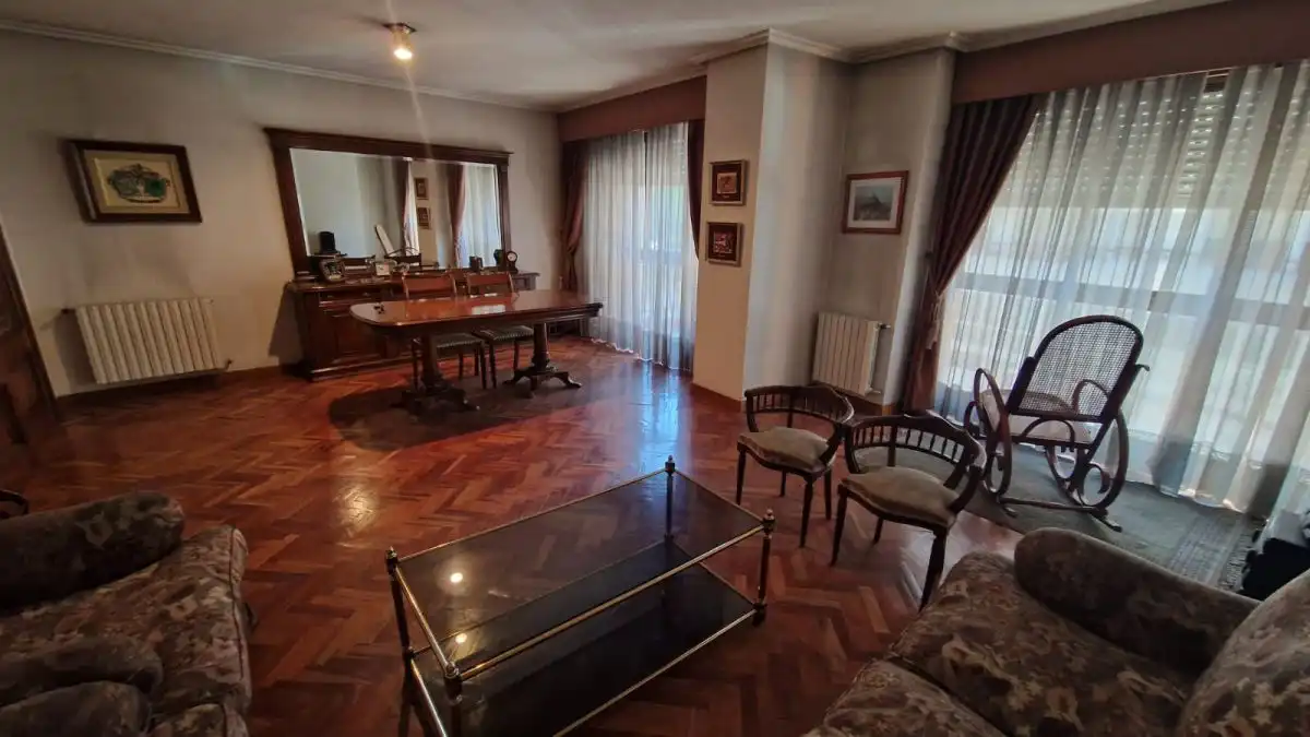 Sala de estar de Piso en venta en León Capital  con Calefacción, Parquet y Terraza