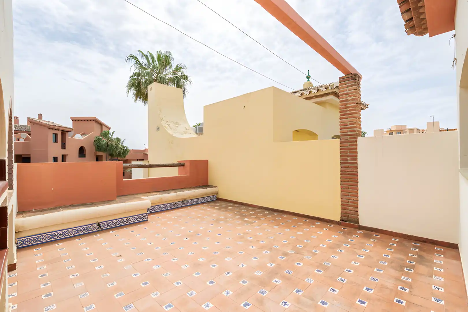 Terrasse von Einfamilien-Reihenhaus zum Verkauf in Estepona mit Klimaanlage, Privatgarten und Terrasse