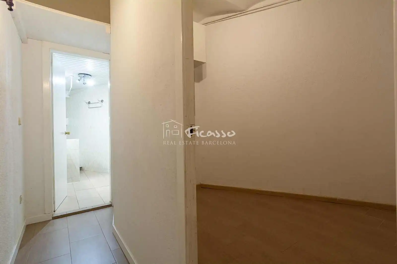 Flat for sale in Barcelona  with Air Conditioner, Heating and Oven