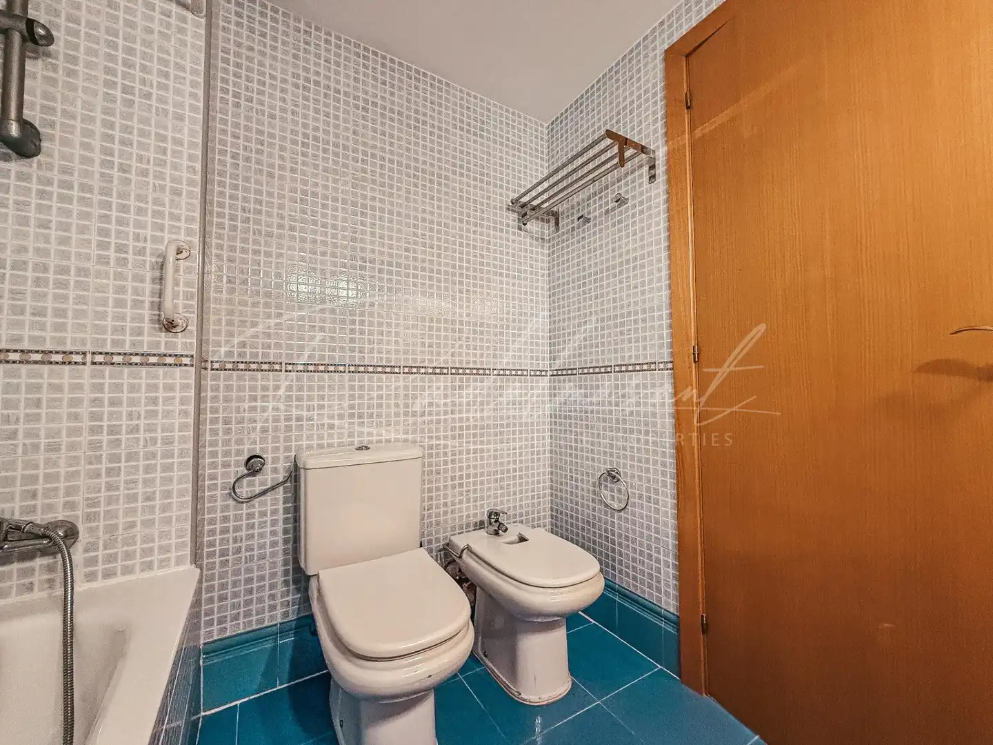 Badezimmer von Wohnung zum Verkauf in Cambrils mit Klimaanlage, Heizung und Privatgarten