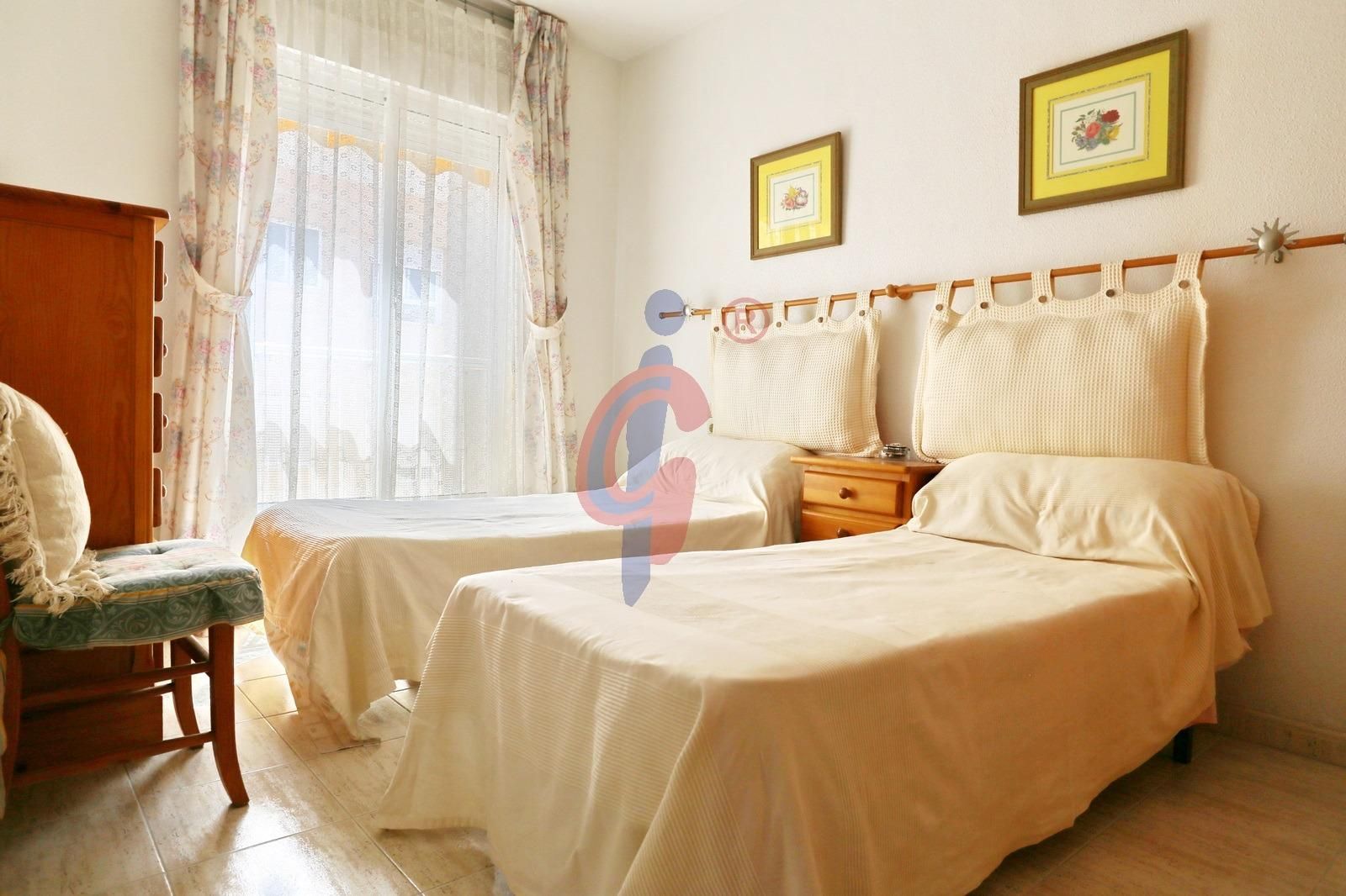Dormitori de Apartament en venda en Guardamar del Segura amb Terrassa i Piscina comunitària