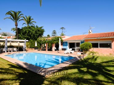 Villa mit Pool zum Verkauf in Urbanizaciones
