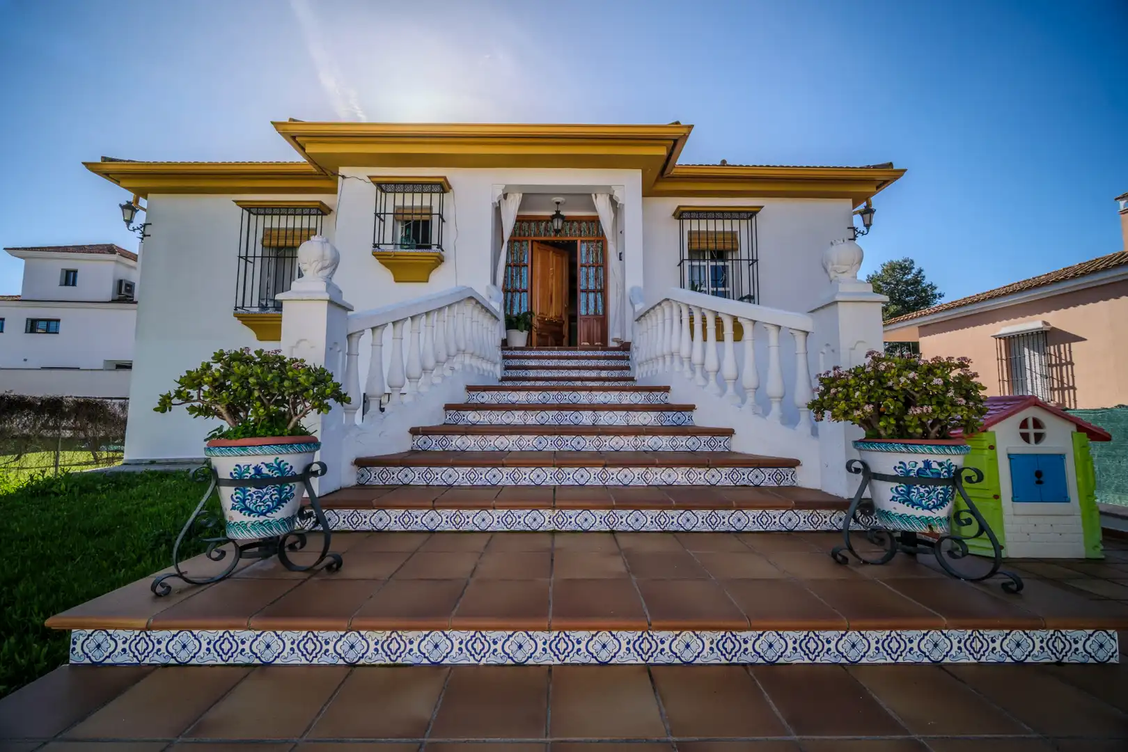 Vista exterior de Casa o xalet en venda en Montequinto amb Jardí privat, Terrassa i Moblat