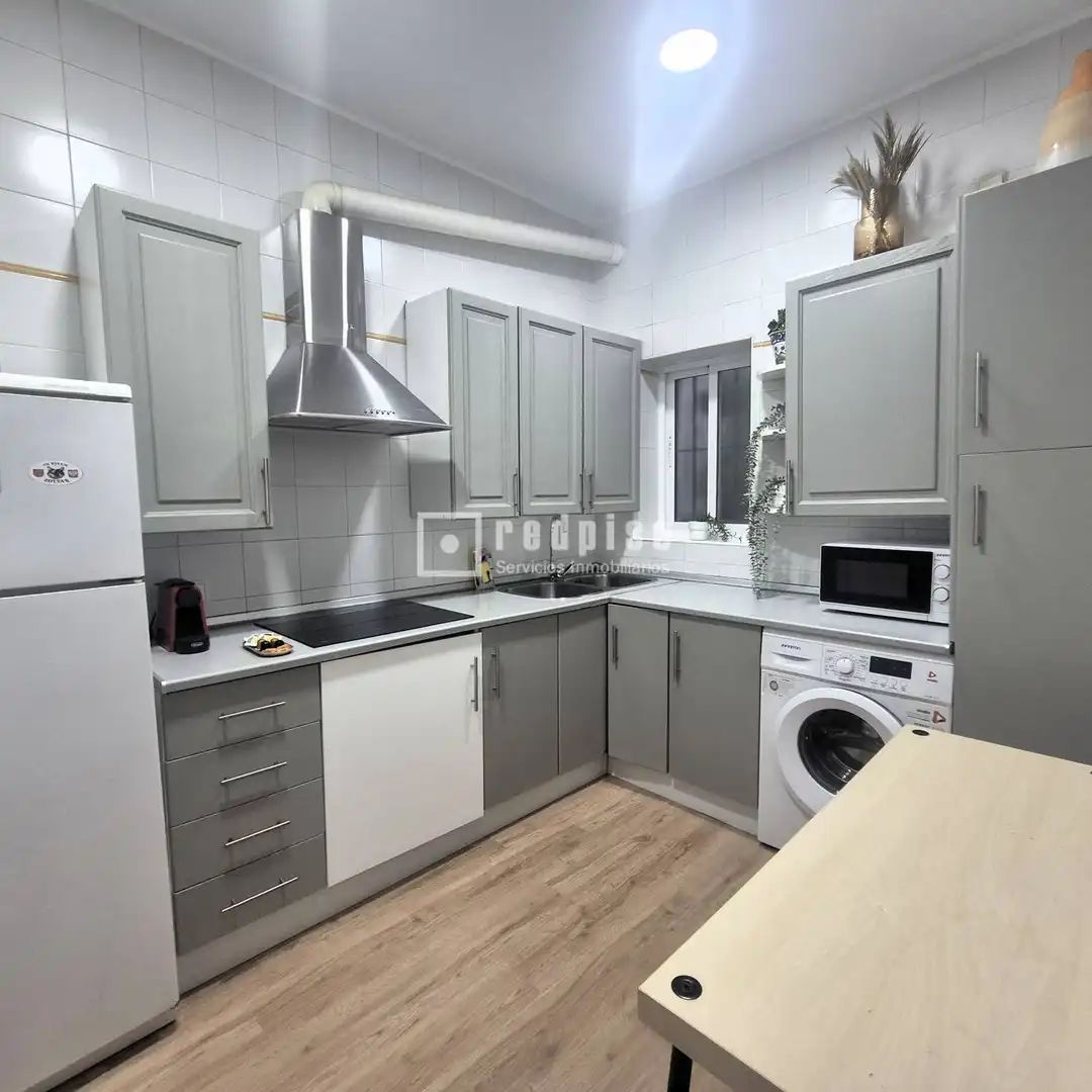 Cuina de Apartament en venda en Sevilla amb Aire condicionat, Moblat i Alarma