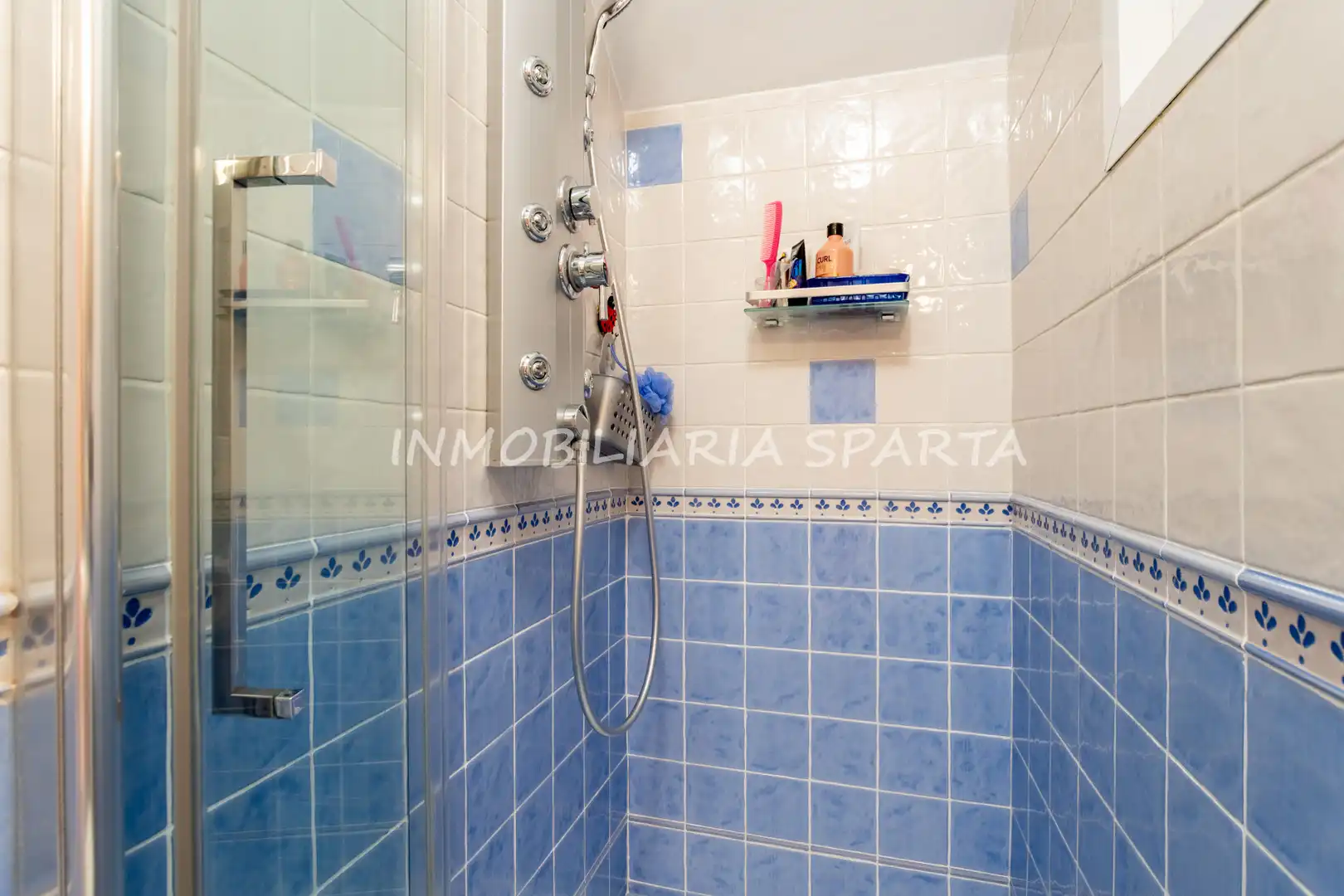 Baño de Casa adosada en venta en Villanueva del Ariscal con Aire acondicionado, Calefacción y Jardín privado
