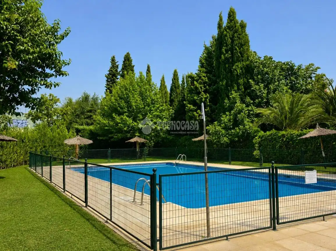 Piscina de Casa adosada en venta en Alcalá de Henares con Aire acondicionado, Calefacción y Parquet
