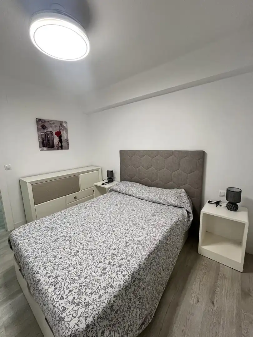 Dormitori de Pis de lloguer en Plasencia amb Aire condicionat, Terrassa i Moblat