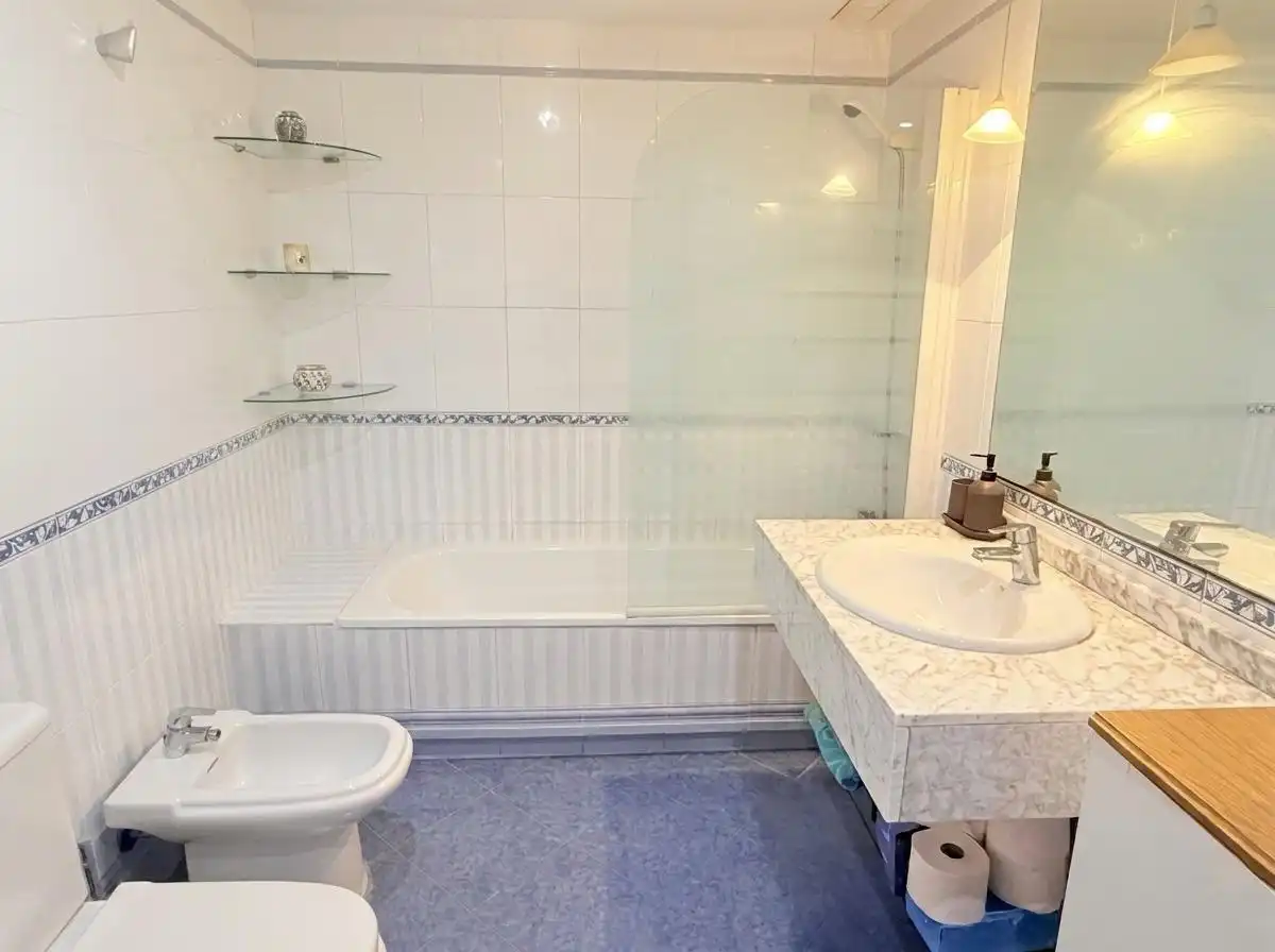 Baño de Ático en venta en Alicante / Alacant con Aire acondicionado, Terraza y Piscina comunitaria