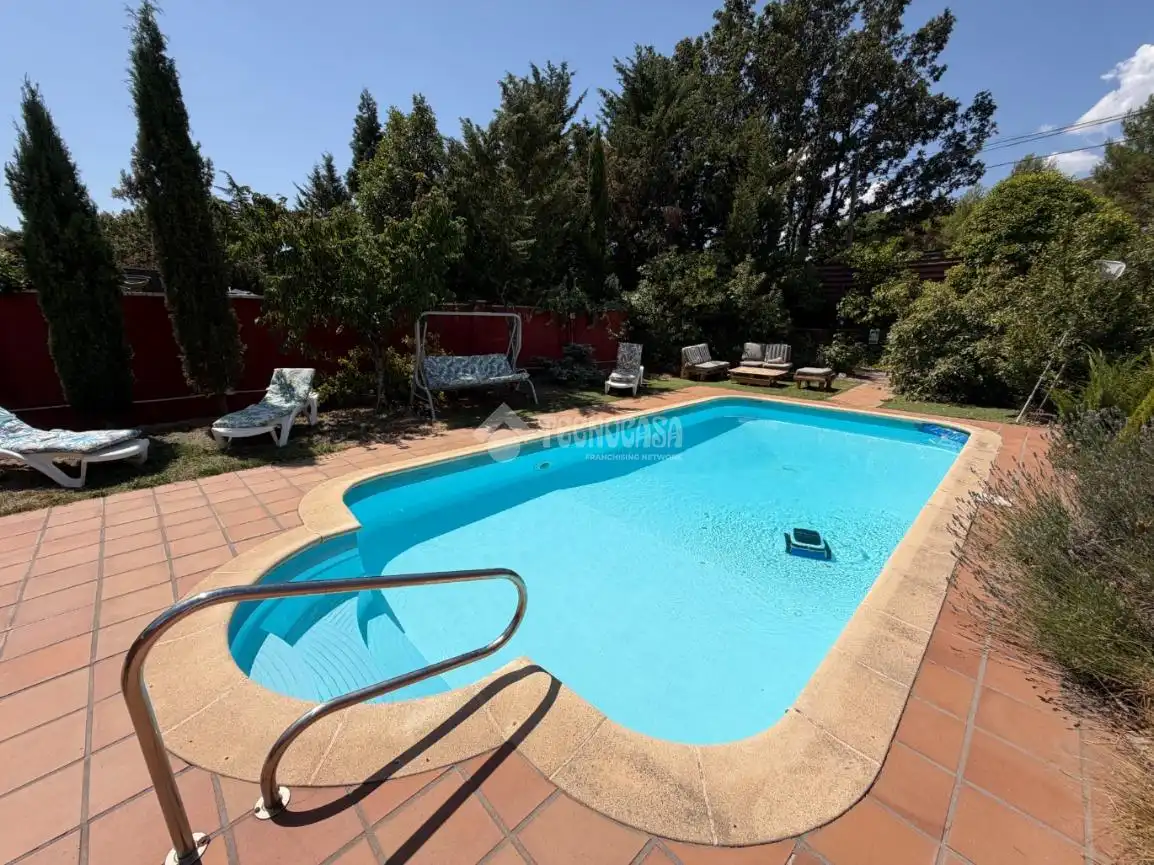 Piscina de Casa adosada en venta en Collado Mediano con Calefacción y Jardín privado