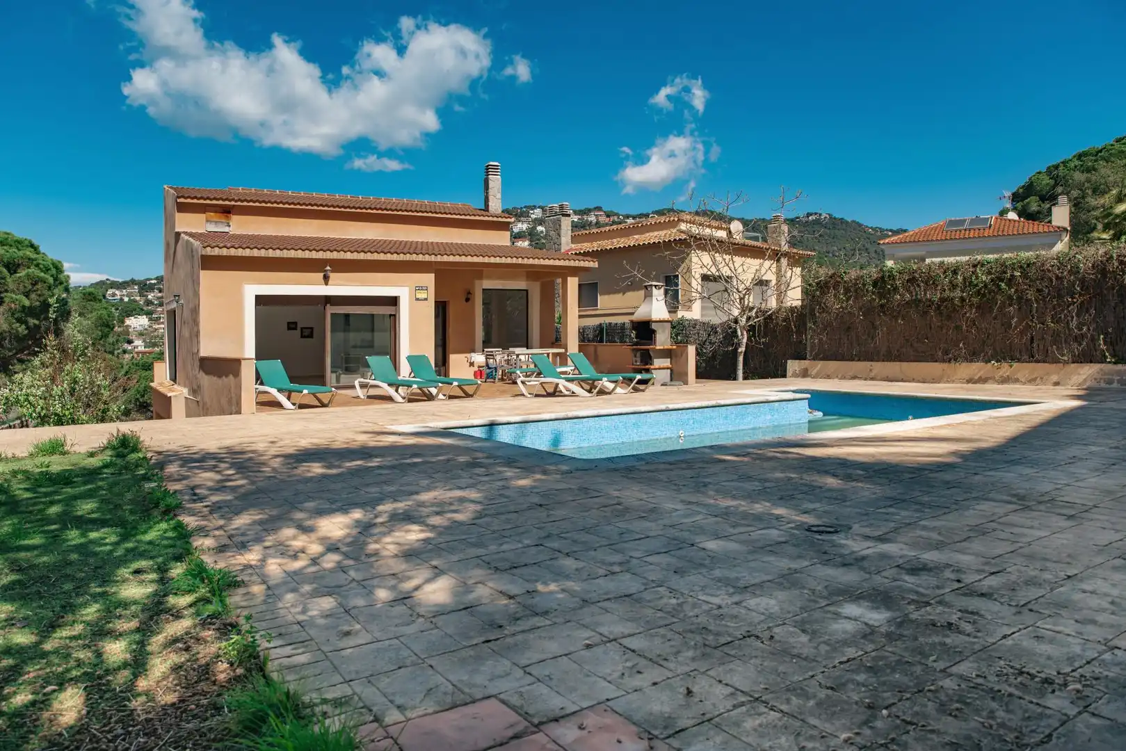 Villa con terrazza in vendita a Montgoda