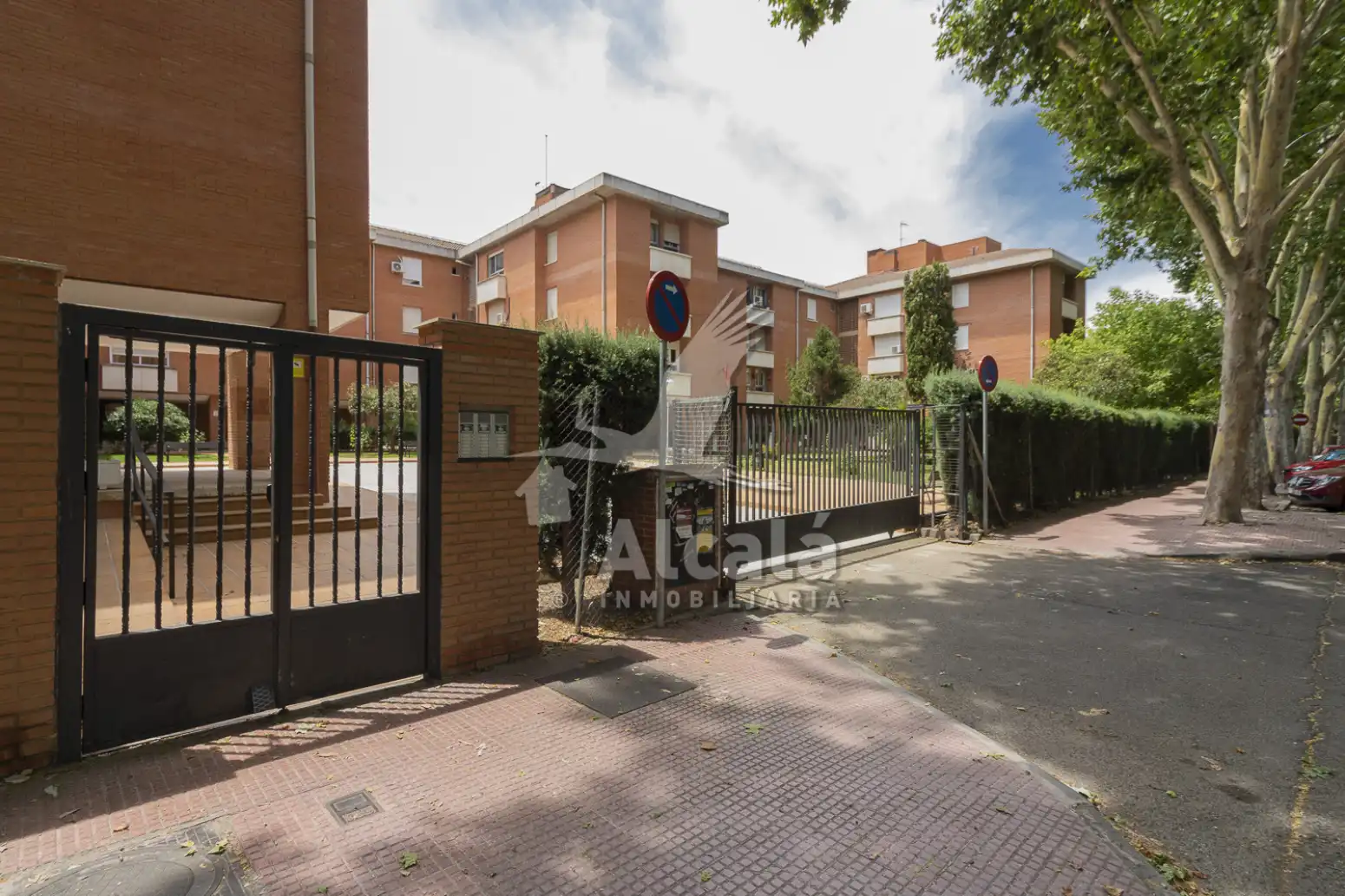 Vista exterior de Pis en venda en Alcalá de Henares amb Aire condicionat, Calefacció i Moblat