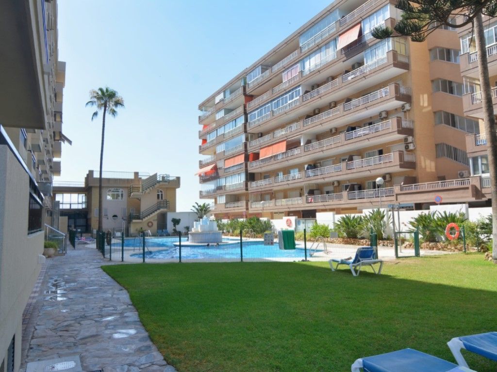 Exterior view of Flat for sale in Fuengirola  with Air Conditioner, Private garden and Terrace