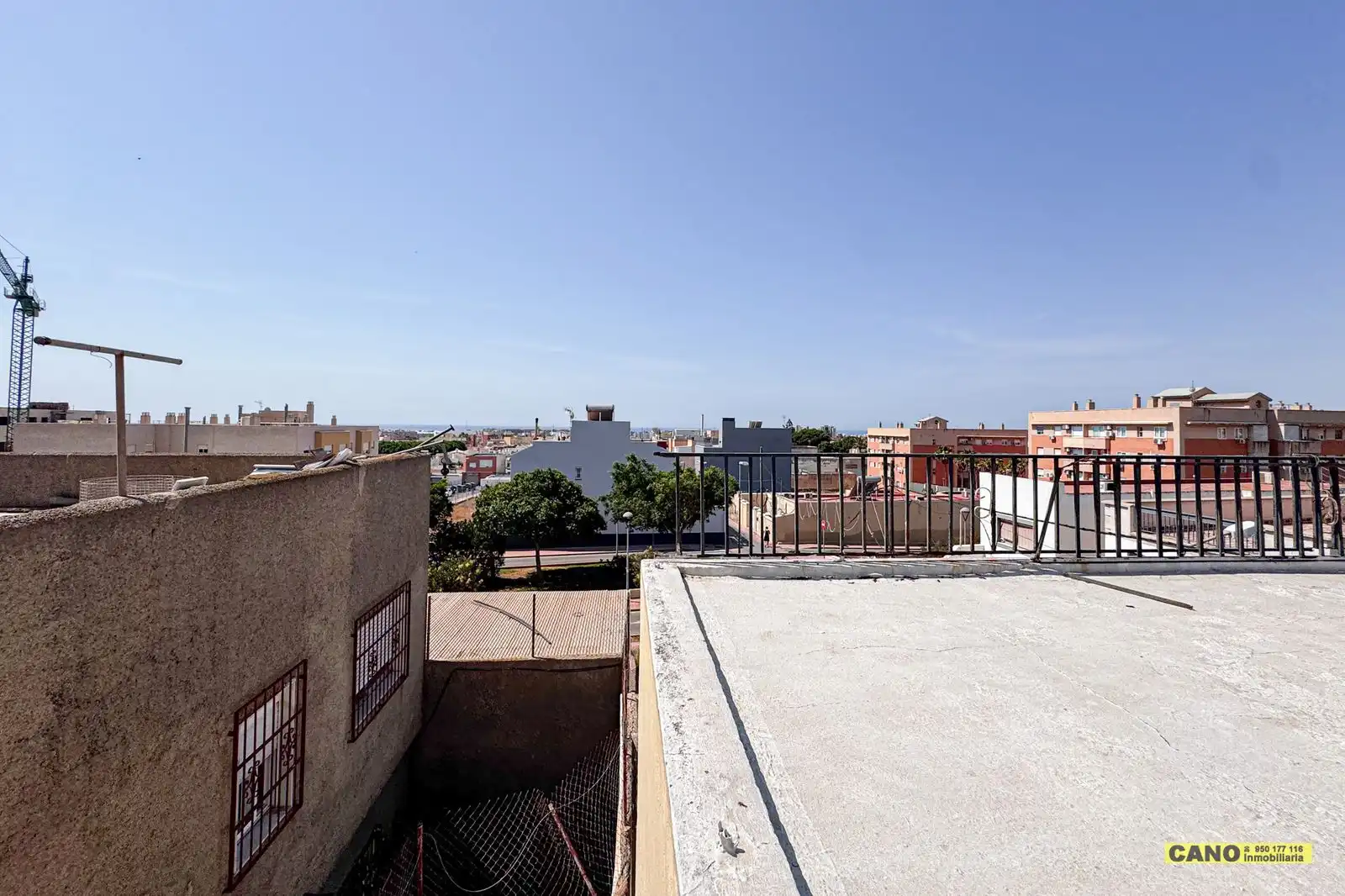Vista exterior de Pis en venda en Almería amb Terrassa