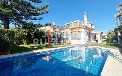 Vista exterior de Casa o xalet en venda en El Puerto de Santa María amb Calefacció, Traster i Piscina