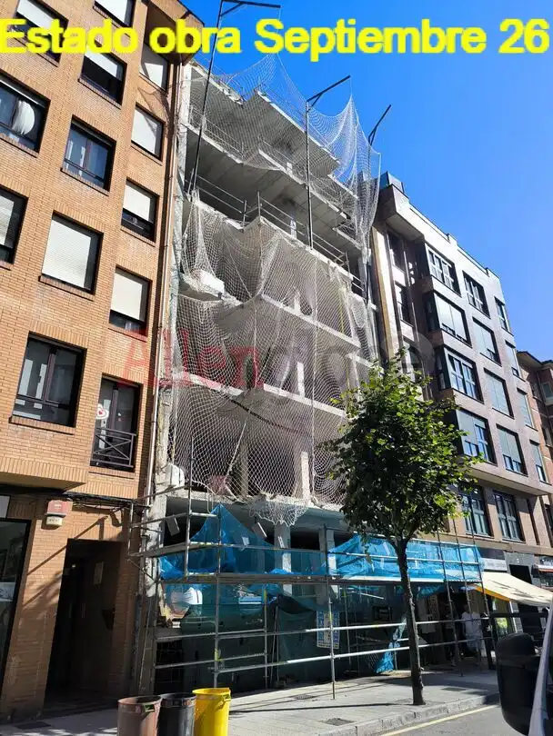 Vista exterior de Àtic en venda en Oviedo  amb Calefacció, Terrassa i Traster