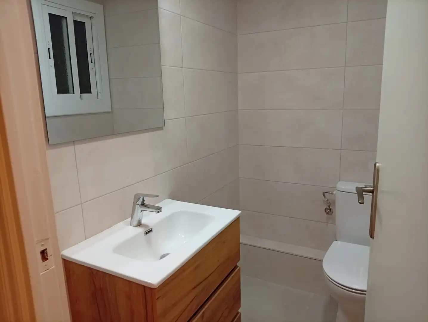 Bany de Pis en venda en Cerdanyola del Vallès amb Parquet, Forn i Rentadora