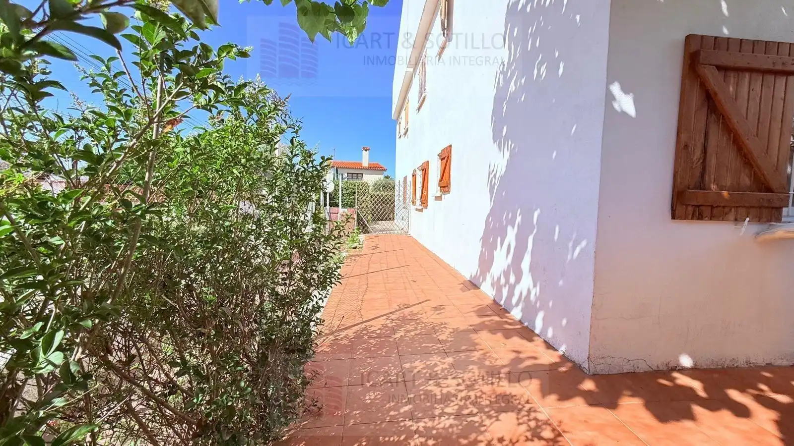 Vista exterior de Pis en venda en Vinaròs amb Jardí privat, Terrassa i Moblat