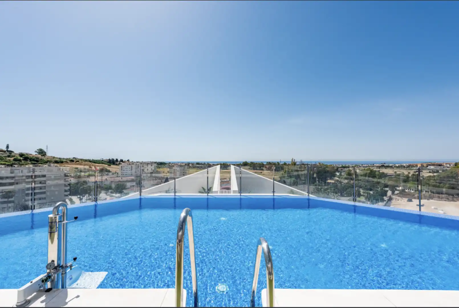 Schwimmbecken von Wohnungen zur Miete in Marbella mit Klimaanlage, Terrasse und Schwimmbad
