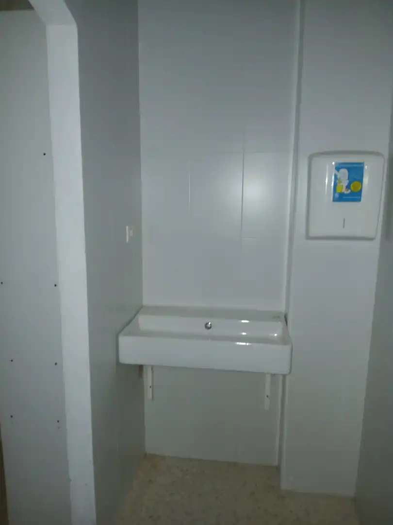 Badezimmer von Geschaftsraum zum Verkauf in Huelva mit Klimaanlage