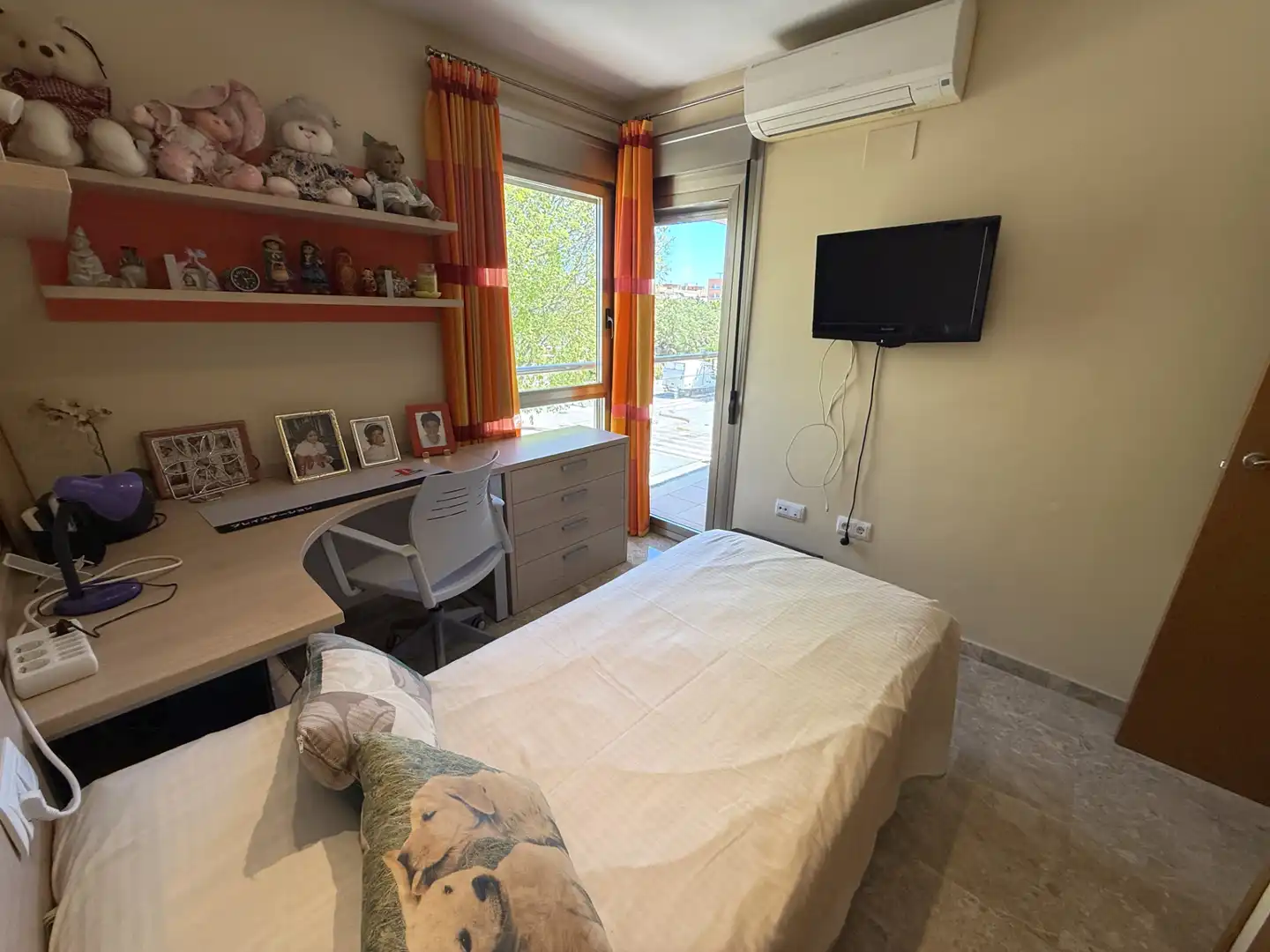 Dormitori de Casa adosada en venda en Torrent amb Terrassa, Balcó i Piscina comunitària