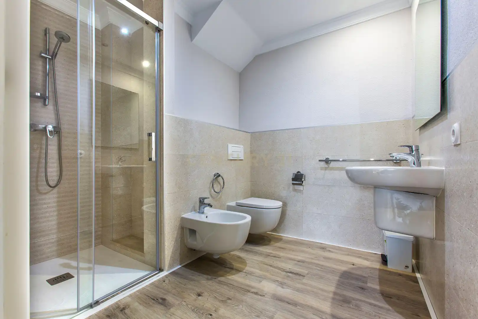 Badezimmer von Einfamilien-Reihenhaus zum Verkauf in Oliva mit Klimaanlage, Privatgarten und Ofen