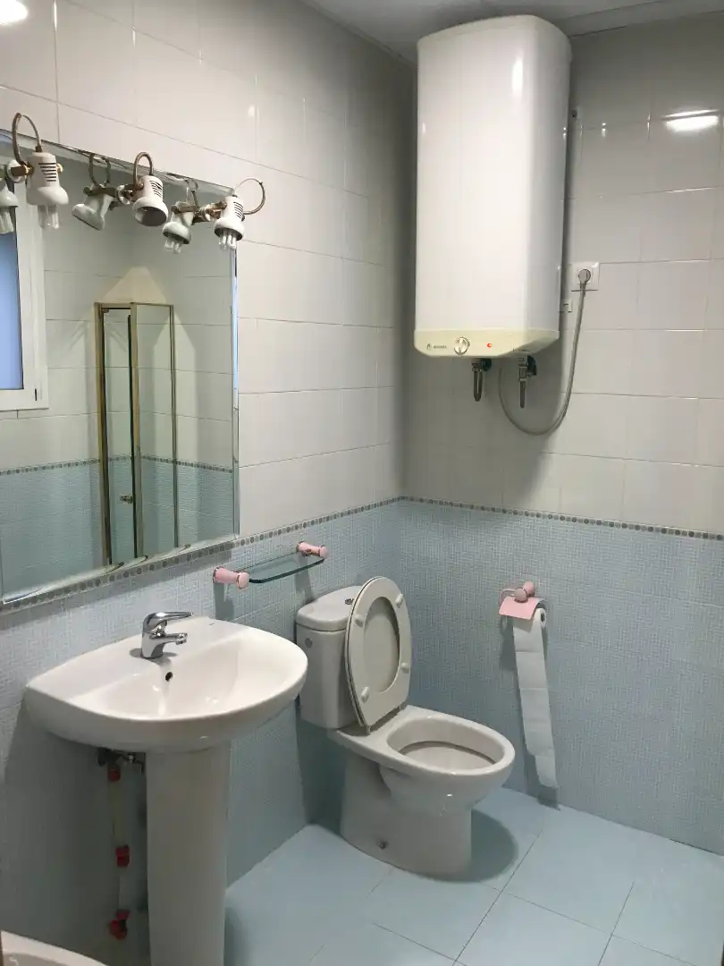 Bany de Apartament de lloguer en Ciudad Real amb Moblat